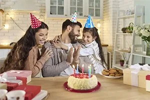 Família comemorando com bolo Vanessa Bolos